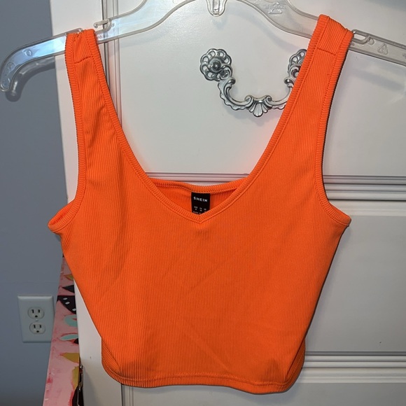 Crop top! - Picture 2 of 4